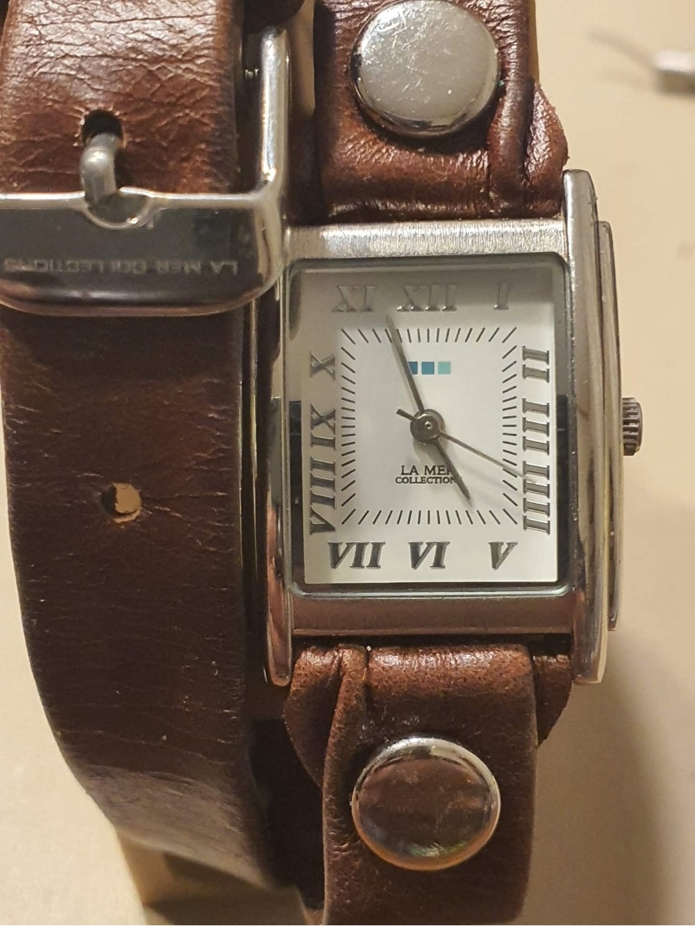 10/$20 La Mer Collections Silver/White Leather Double Loop Women's Watch
